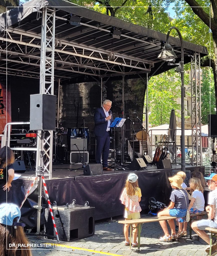 Dr. Ralph Elster, Bürgermeister der Stadt Köln, bei seinem Grußwort zur Eröffnung des Sommerfestivals.