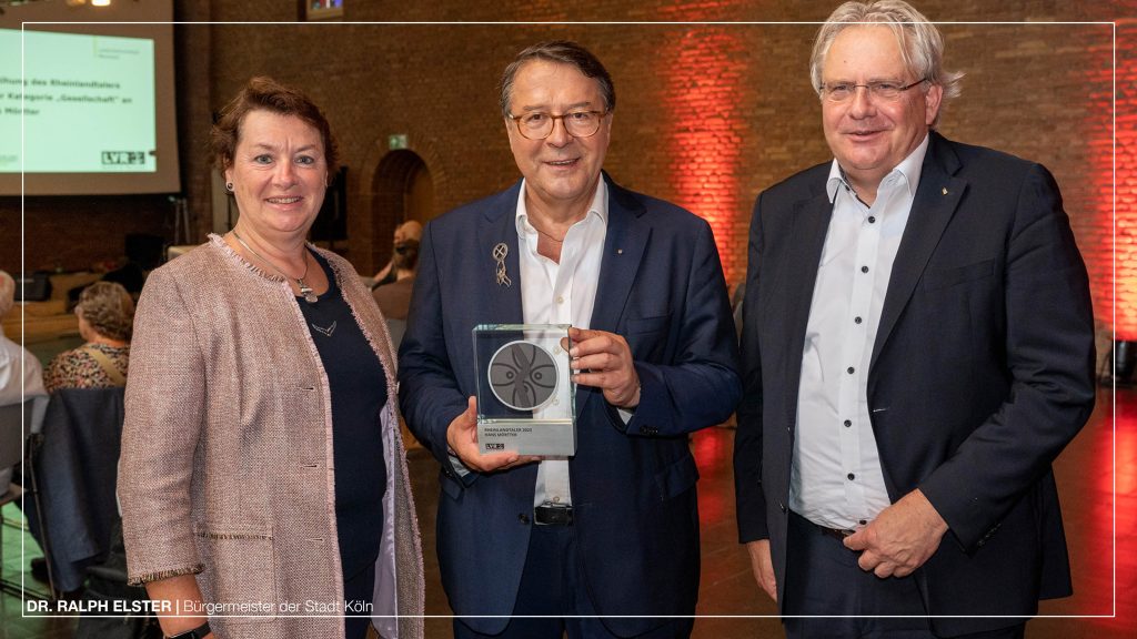 Der neue Träger des Rheinlandtalers, Hans Mörter (M.), wird umrahmt von Anne Henk-Hollstein, der Vorsitzenden der Landschaftsversammlung Rheinland, sowie von dem Kölner Bürgermeister Dr. Ralph Elster. Foto:  Uwe Weiser / LVR 